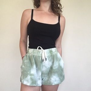 High waisted Feat matcha shorts
